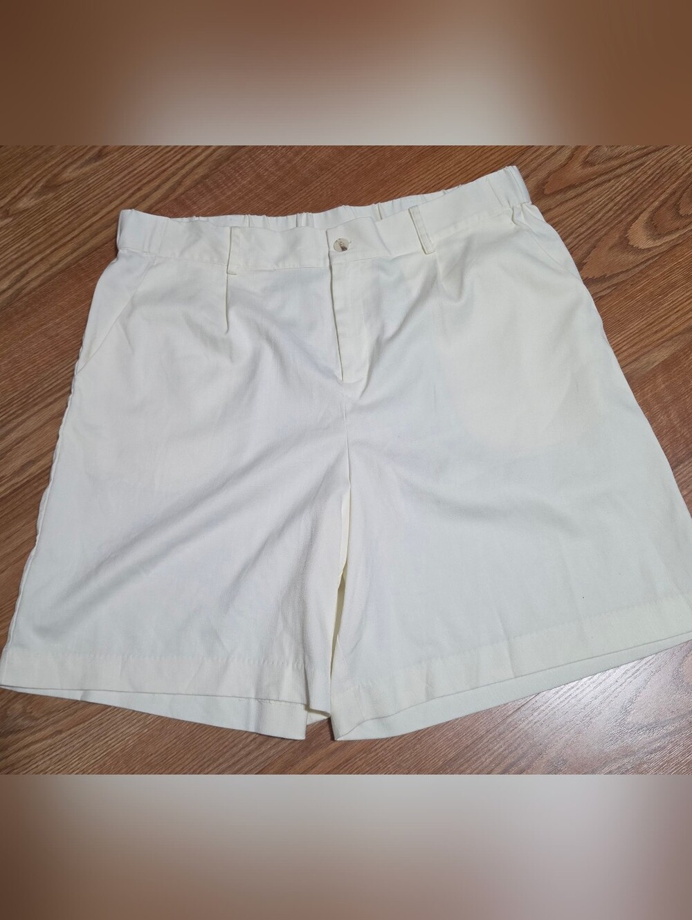 NEW YORK & CO Classic High-Waist Cream Shorts